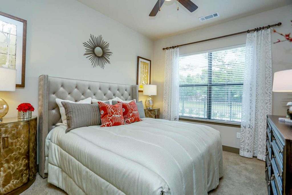 Pearl Woodlake West Houston Apartments near Memorial Park; One Two Three Bedroom Pet Friendly